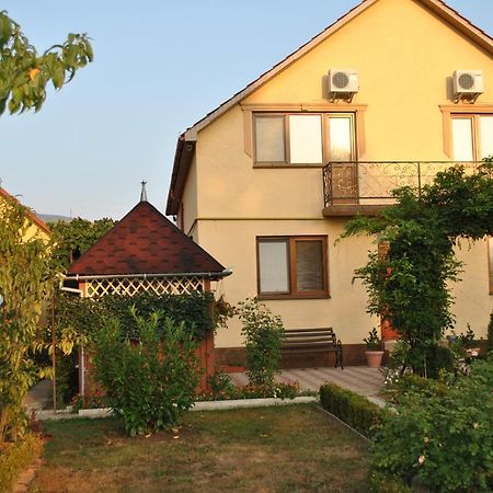Квітковий Двір Golubinoye Bagian luar foto