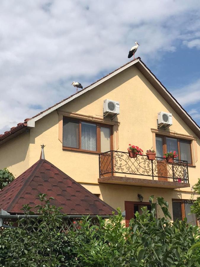 Квітковий Двір Golubinoye Bagian luar foto