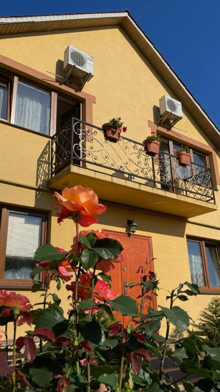 Квітковий Двір Golubinoye Bagian luar foto
