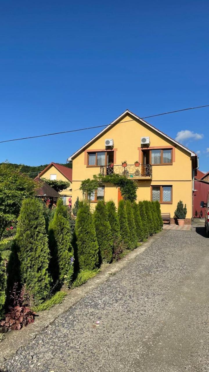 Квітковий Двір Golubinoye Bagian luar foto