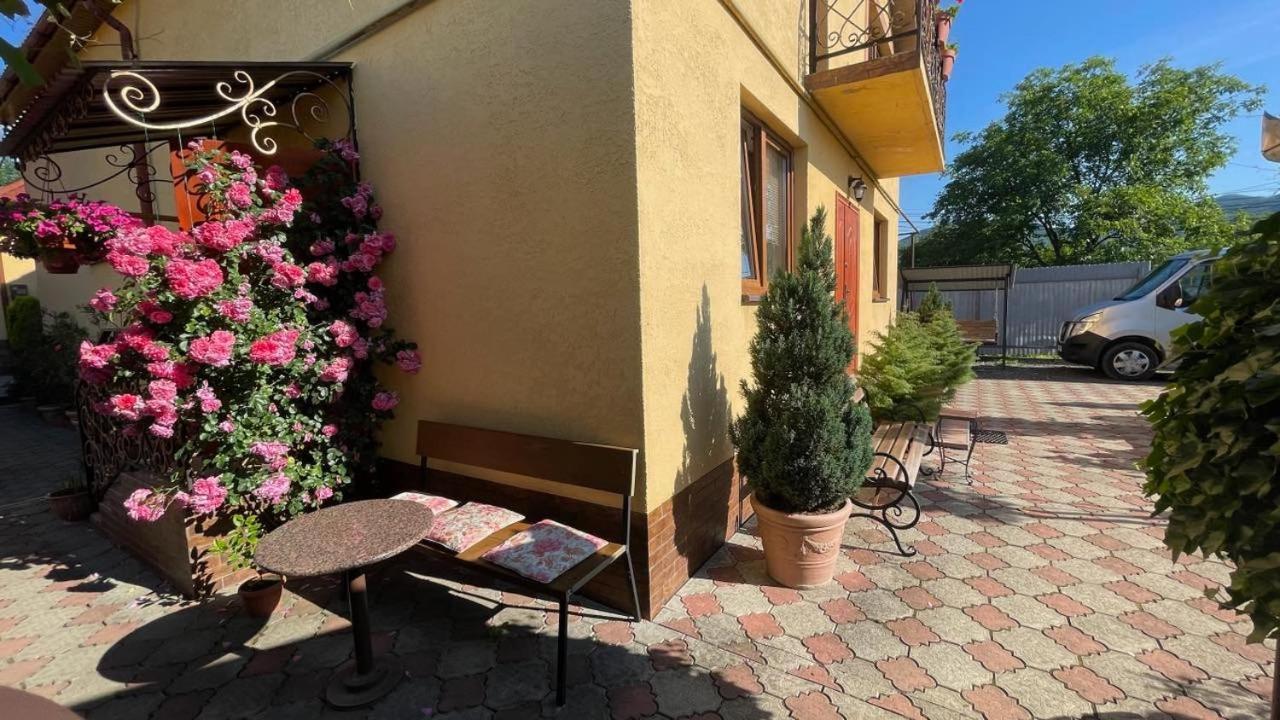 Квітковий Двір Golubinoye Bagian luar foto