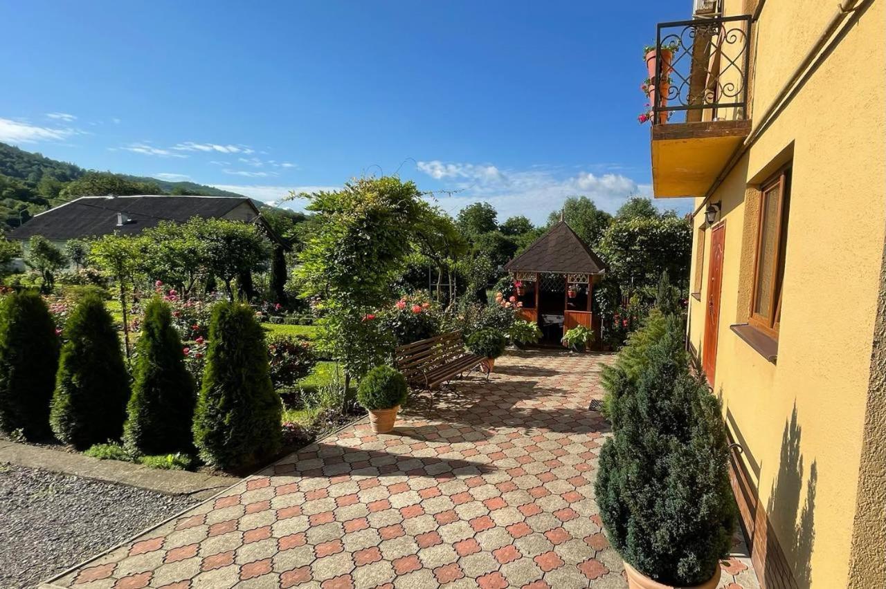 Квітковий Двір Golubinoye Bagian luar foto